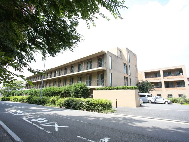 広々とした施設の外観 外観 自然に囲まれた広々とした建物外観です。清潔感のあふれる環境で、日々の業務に取り組むことができます。
