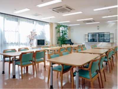 広々とした明るい食堂