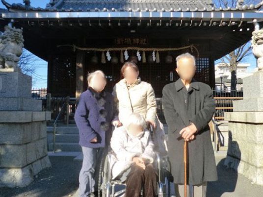 門前でのご利用者とスタッフ