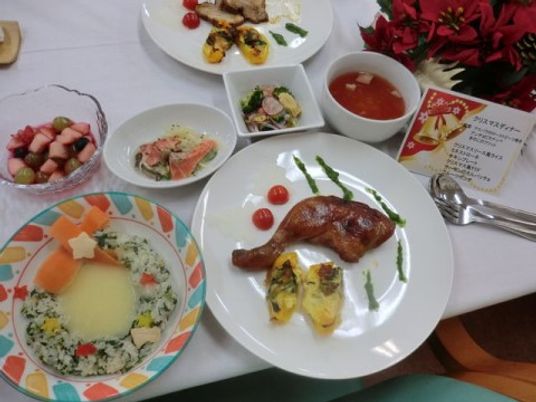 クリスマスには、豪華な食事をご用意されている。イベントを満喫していただけるように、盛り付けにも工夫を凝らしている。