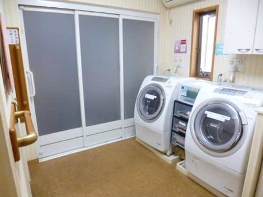 洗濯機が並ぶ洗濯室