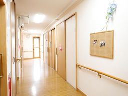 廊下に手すりと掲示物
