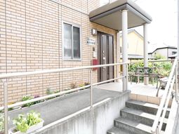 明るいエントランスと植物