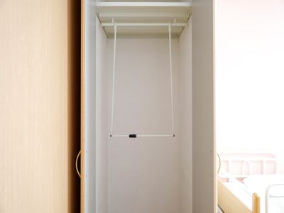 シンプルな居室のクローゼット