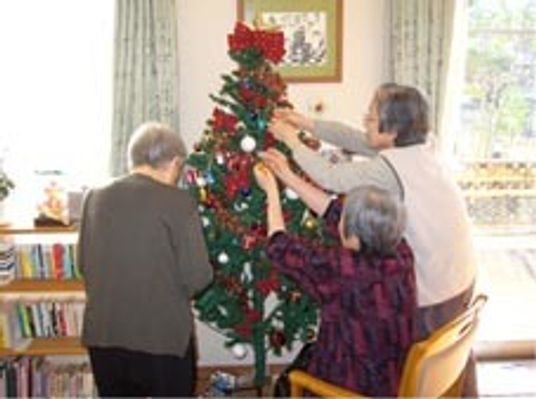 クリスマスツリーを飾る様子