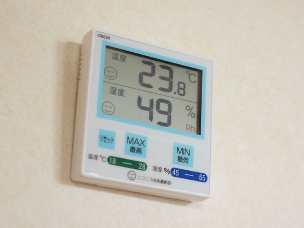 湿度温度計のある壁