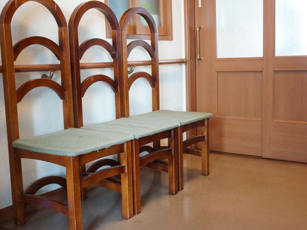 木製のベンチと手すり付き廊下
