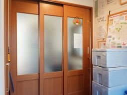 光が差し込む落ち着いた玄関