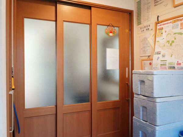 光が差し込む落ち着いた玄関