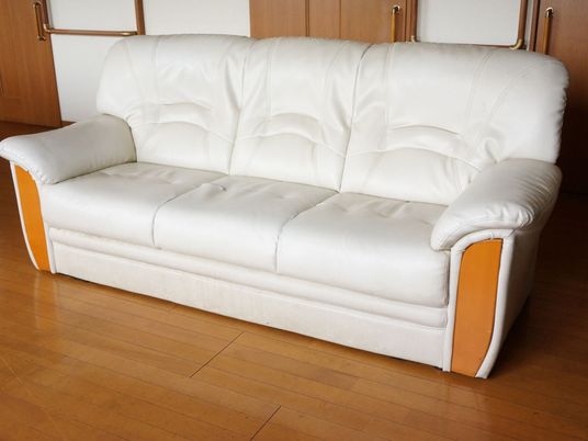 白い快適なソファ
