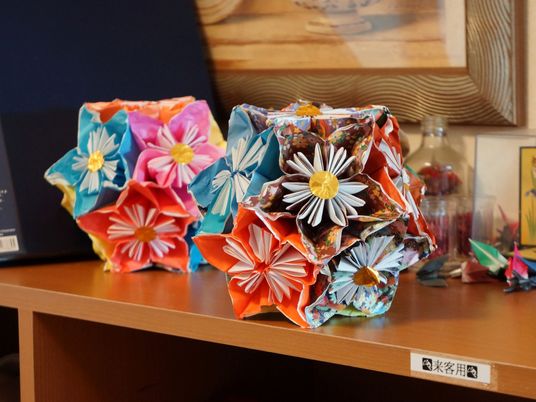 折り紙の花が飾られた空間