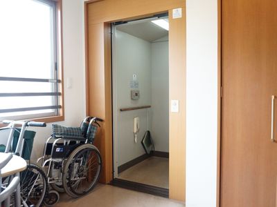 車椅子のある部屋入口