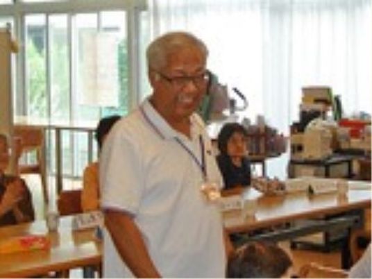 笑顔の高齢者とスタッフ