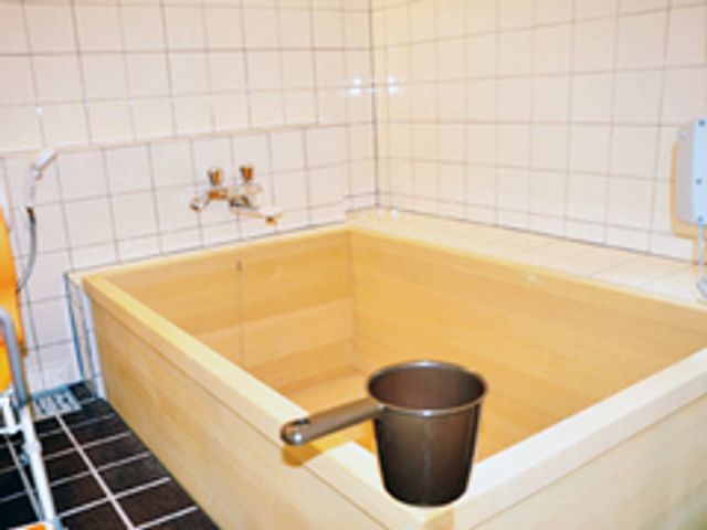木製浴槽の浴室 浴室 暖かみのある木製浴槽です。リラックスできる癒しの空間として人気があります。