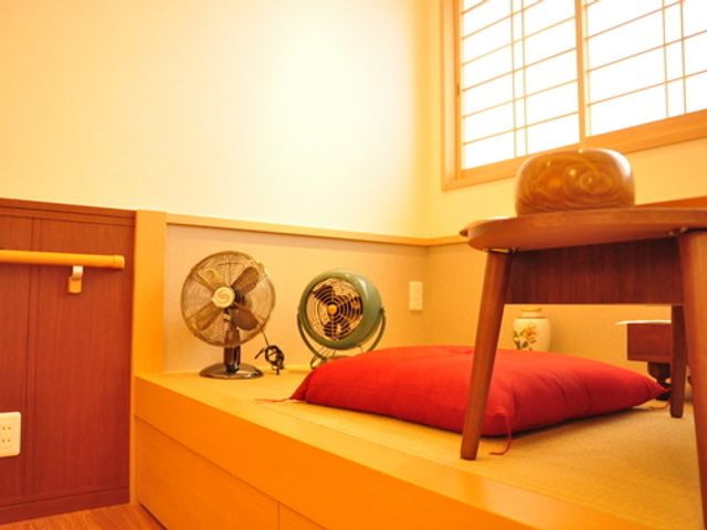 和室の居室 居室 昔ながらの和室で、ほっとする空間です。優しい照明がリラックスを促します。