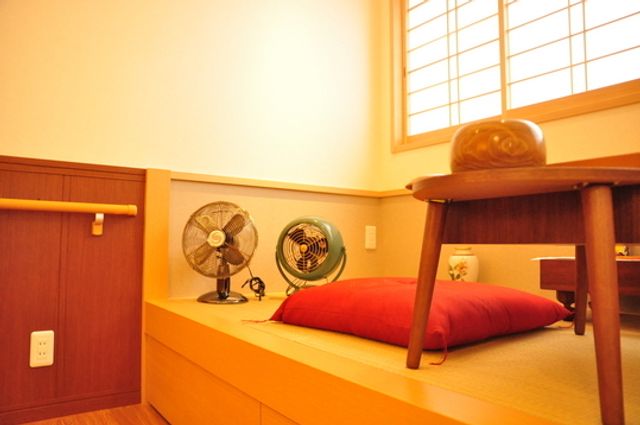 和室の居室 居室 昔ながらの和室で、ほっとする空間です。優しい照明がリラックスを促します。