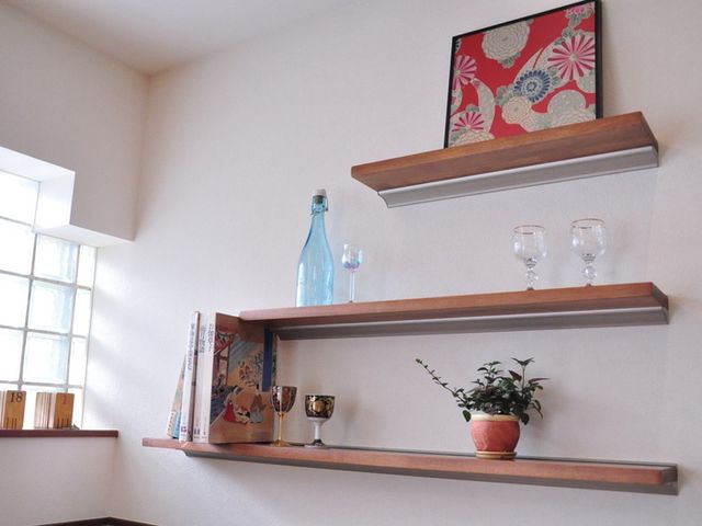 飾り棚のある部屋 内観 趣味のアイテムが映える飾り棚を備えた落ち着いた空間です。日当たりがよくリラックスできます。