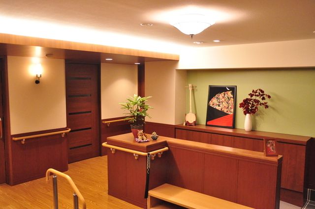 温かみのある室内廊下 廊下 温かみのある照明と木製の手すりが設置された落ち着いた雰囲気の廊下です。安全に配慮した設計がされています。