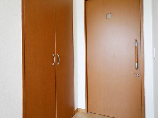 シンプルな木製の扉