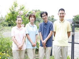 笑顔の4人の立ち姿