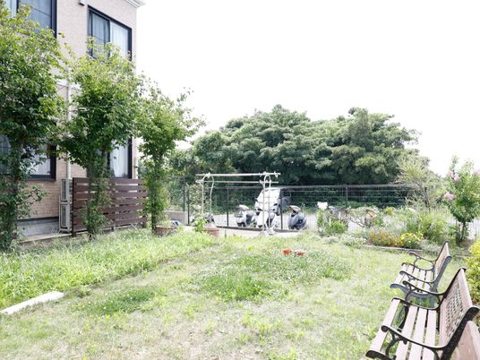 緑あふれる施設の庭