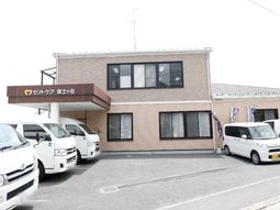 温かみのある施設の外観