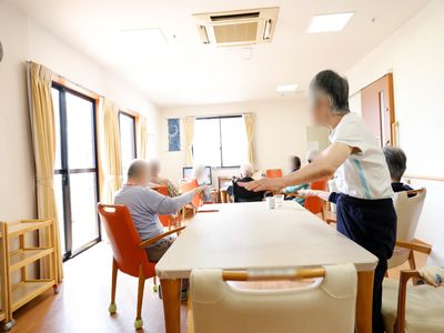 日差しが差し込むダイニング