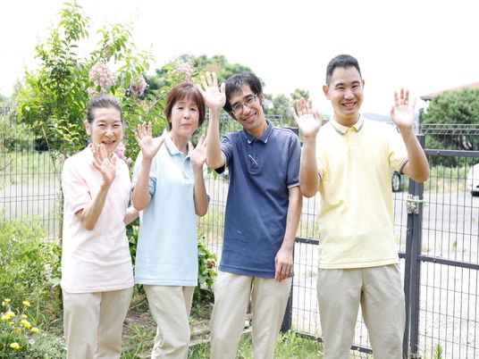 笑顔挨拶する4人の集合