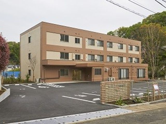 静かな環境の外観 外観 周囲に緑が多く、静かな環境に囲まれた建物です。駐車場も完備され、アクセスが便利です。