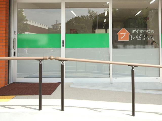 広い出入口 エントランス バリアフリーなエントランスは、車椅子でも通行しやすい構造になっています。自動ドアで安心です。