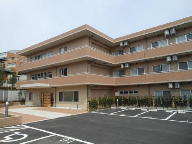 清潔感ある外観の建物 外観 明るく開放的な雰囲気が感じられる外観です。広々とした駐車スペースも整備されており、安心して通勤できる環境が整っています。