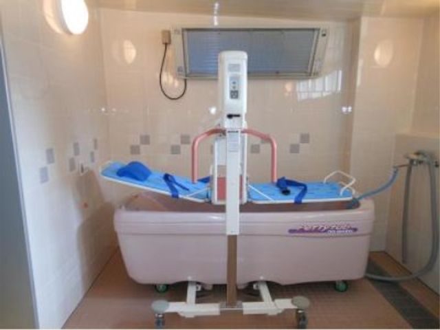リフト付き浴槽の設備 機械浴室 安全に配慮された入浴設備が整っており、利用者の方々の快適な生活を支えています。リフトが備え付けられ、スムーズな入浴が叶います。