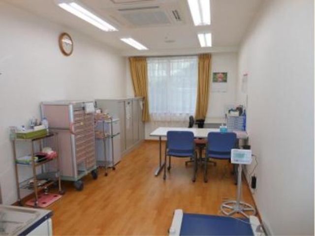 整理された清潔な施設室内 健康管理室 広々とした訓練室で、充実した医療機器が整っています。窓から自然光が差し込み、快適な環境で働けます。