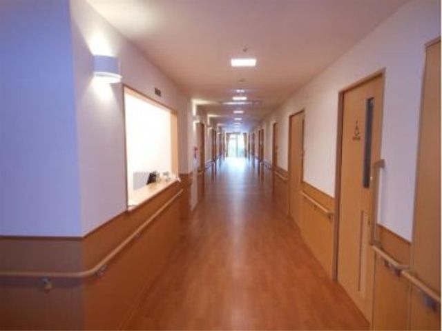 廊下の明るいイメージ 廊下 手すりが設置された、ゆったりとした廊下です。安全で快適な移動をサポートしています。