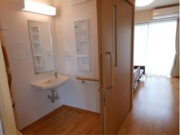 明るい洗面台付き居室