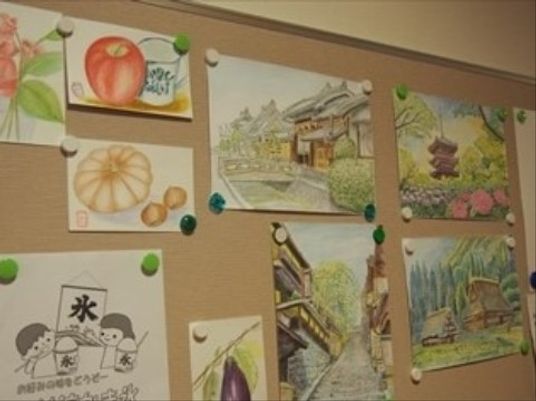 カラフルな絵画の掲示物