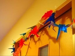 色とりどりの鶴が飾る廊下