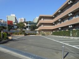 明るく広々とした外観