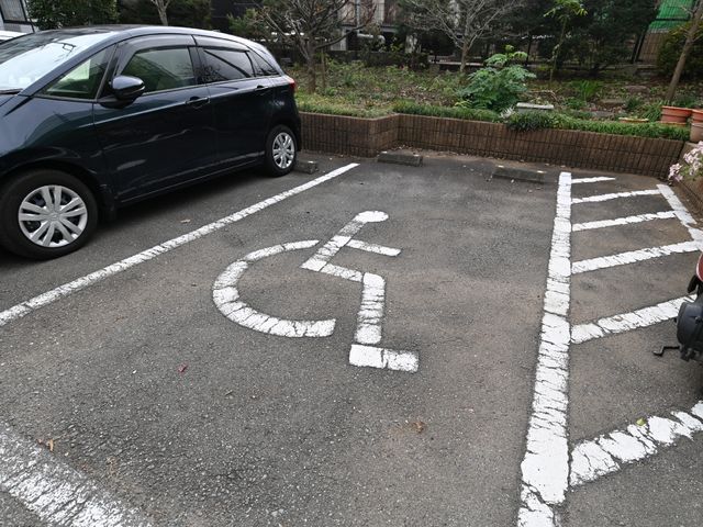 障害者用駐車スペース 駐車場 バリアフリー設計の駐車スペースがあり、車椅子をご利用の方も安心してご来場いただけます。周辺には自然が豊かで、穏やかなたたずまいを感じられます。