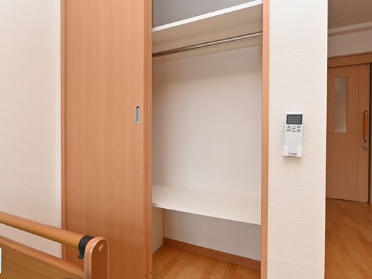 洋室のスライド式クローゼット