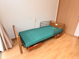 居心地の良い居室のベッド