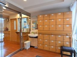 ロビーの明るい風景