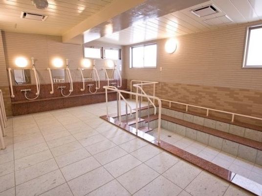 「ニチイホーム センター北」の一般浴室。広々とした開放感のある浴室。