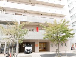 白い建物のエントランス前