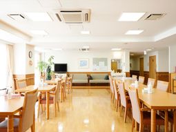 清潔な食堂スペース