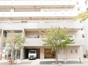 建物入口と緑の木