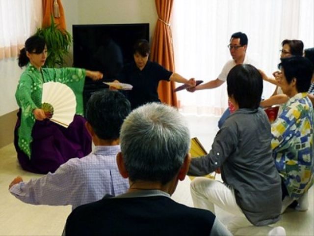 多世代交流のイベント風景 レクリエーション 穏やかな時間を過ごす場として、和やかなイベントを楽しむ方々の姿が印象的です。着物姿での伝統文化の披露もあり、くつろぎの一時を提供しています。