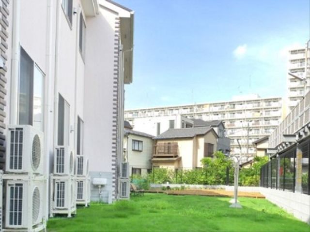 緑豊かな庭の眺め 外観 明るく広々とした庭があり、心地よい自然に囲まれて日々のリフレッシュができる空間が提供されています。