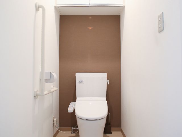 バリアフリートイレ 横幅の狭いトイレ 手すり付きで使いやすい清潔なトイレです。安心してご使用いただける設備が整っています。