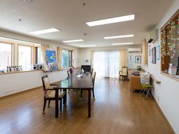 明るい日差しの多目的室